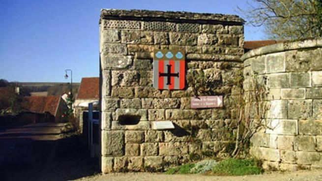 Le Puits Fortifie Salives Exteriör bild