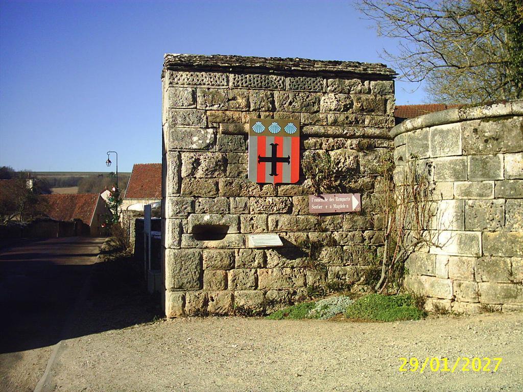 Le Puits Fortifie Salives Exteriör bild